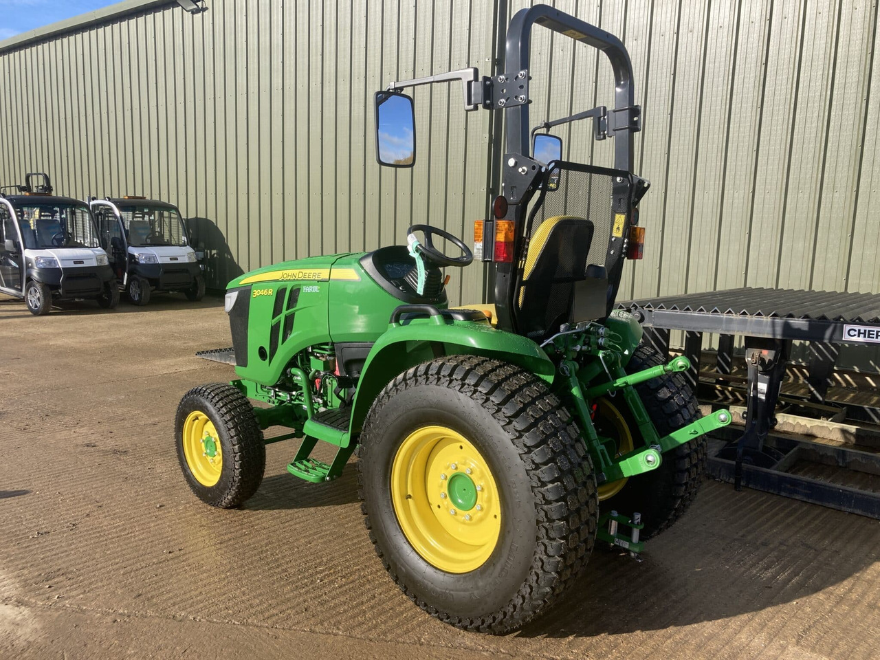 John Deere 3046R compact tractor - Compact tractor: picture 3 John Deere 3046R compact tractor - Compact tractor: picture 3