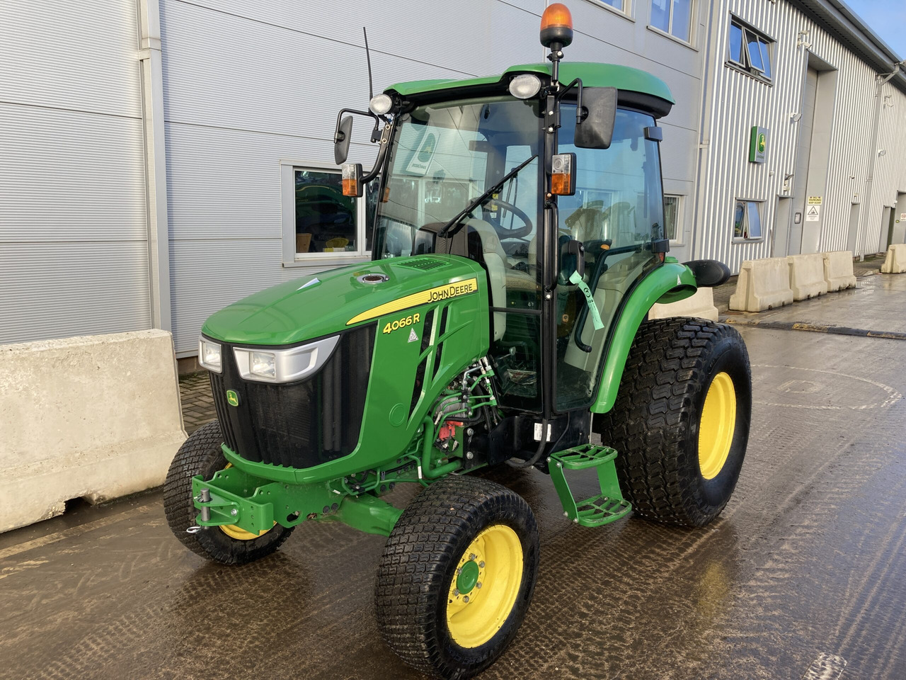 John Deere 4066R Compact Tractor - Compact tractor: picture 1 John Deere 4066R Compact Tractor - Compact tractor: picture 1
