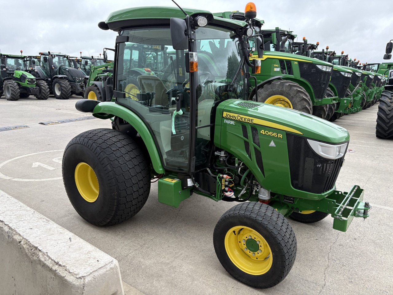 John Deere 4066R Compact Tractor - Compact tractor: picture 3 John Deere 4066R Compact Tractor - Compact tractor: picture 3