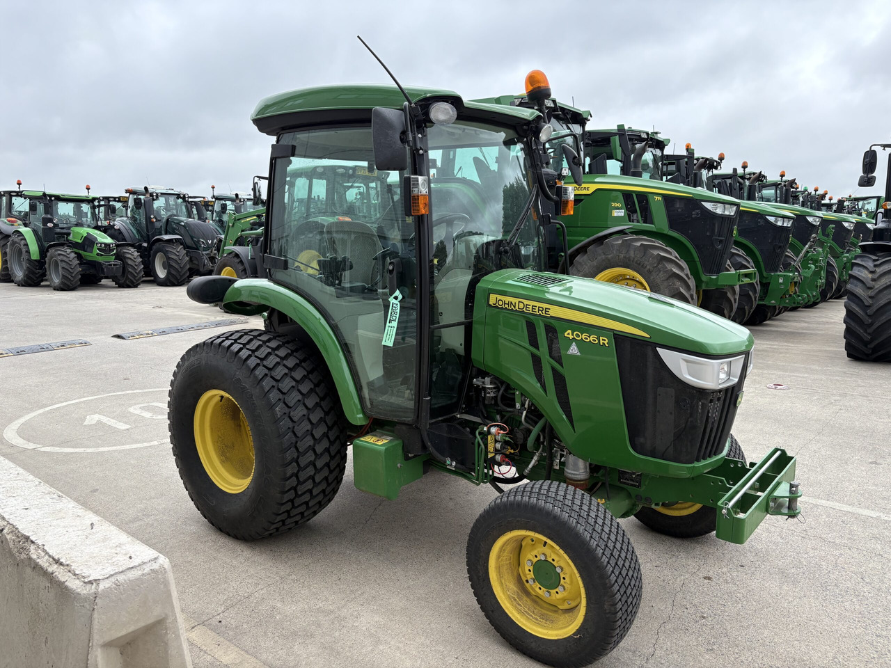 John Deere 4066R Compact Tractor - Compact tractor: picture 3 John Deere 4066R Compact Tractor - Compact tractor: picture 3