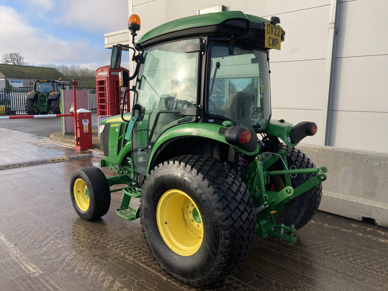 John Deere 4066R Compact Tractor - Compact tractor: picture 3 John Deere 4066R Compact Tractor - Compact tractor: picture 3