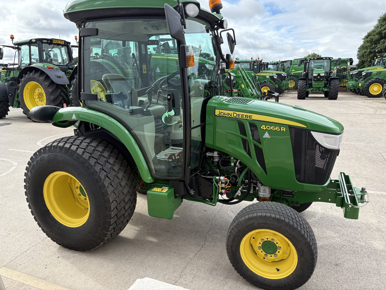 John Deere 4066R Compact Tractor - Compact tractor: picture 3 John Deere 4066R Compact Tractor - Compact tractor: picture 3