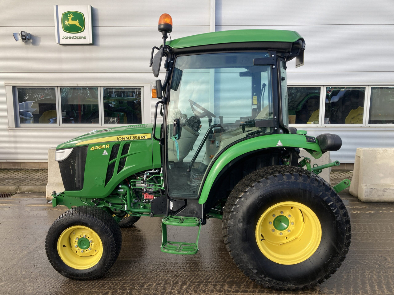John Deere 4066R Compact Tractor - Compact tractor: picture 2 John Deere 4066R Compact Tractor - Compact tractor: picture 2