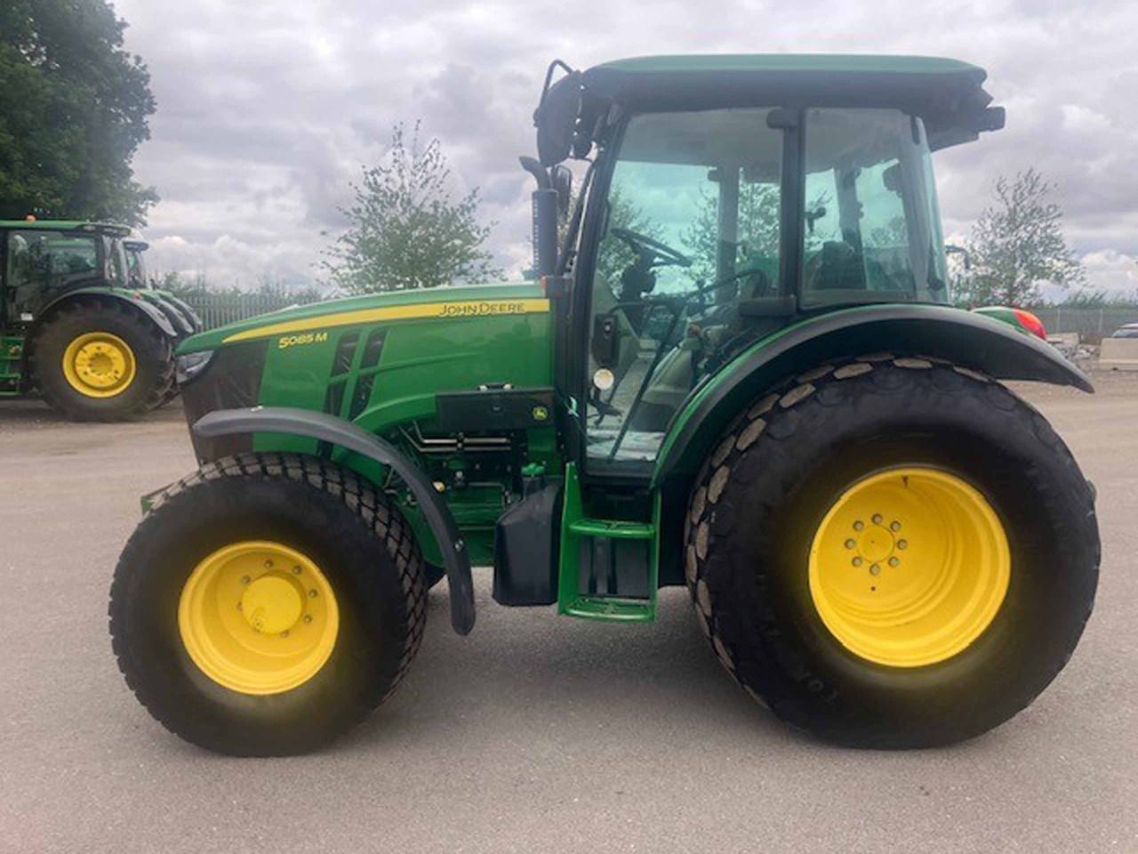 John Deere 5085M - Farm tractor: picture 2 John Deere 5085M - Farm tractor: picture 2