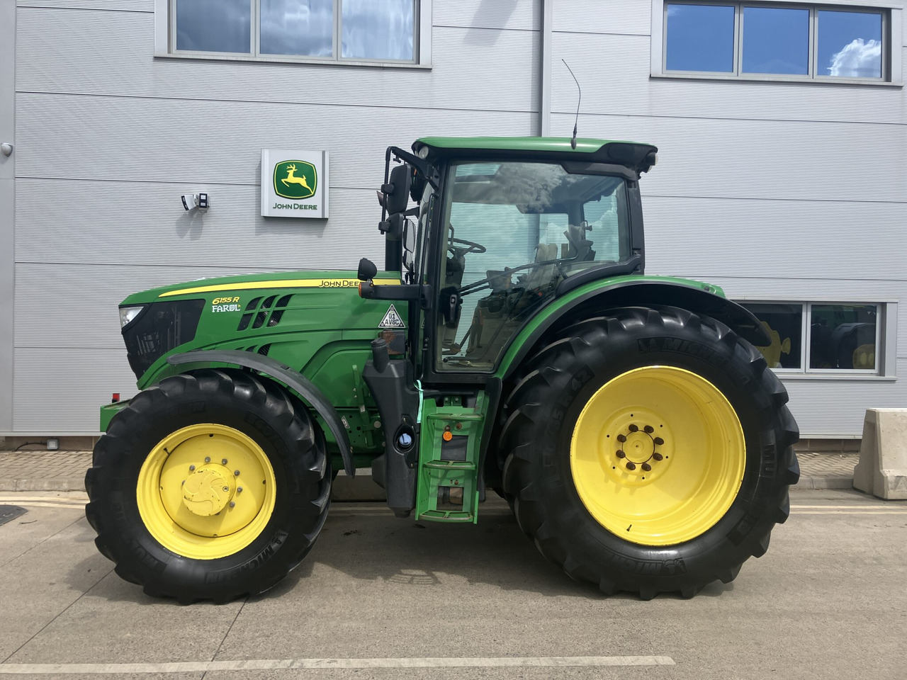 John Deere 6155R - Farm tractor: picture 2 John Deere 6155R - Farm tractor: picture 2