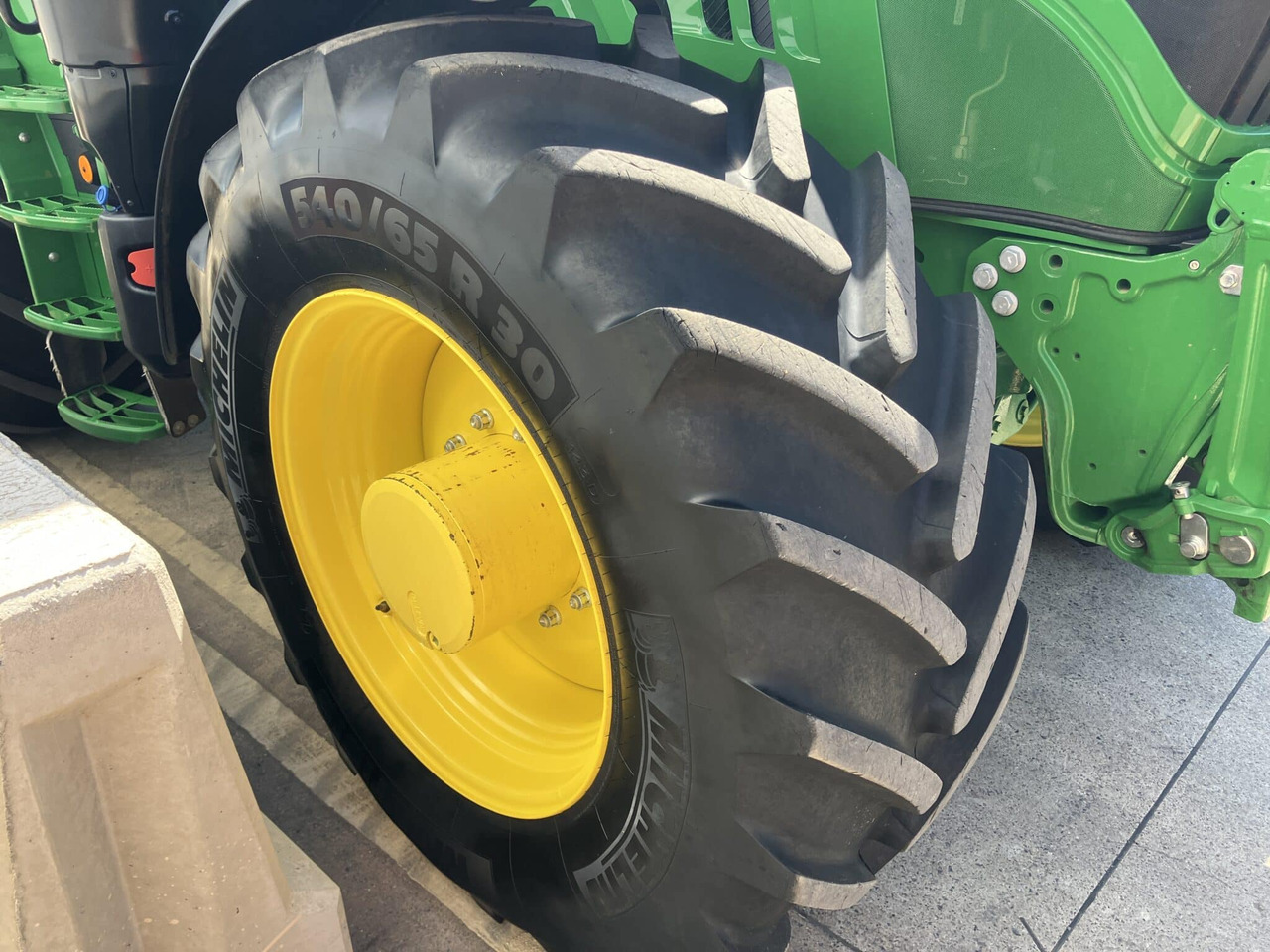 Farm tractor John Deere 6215R: picture 17