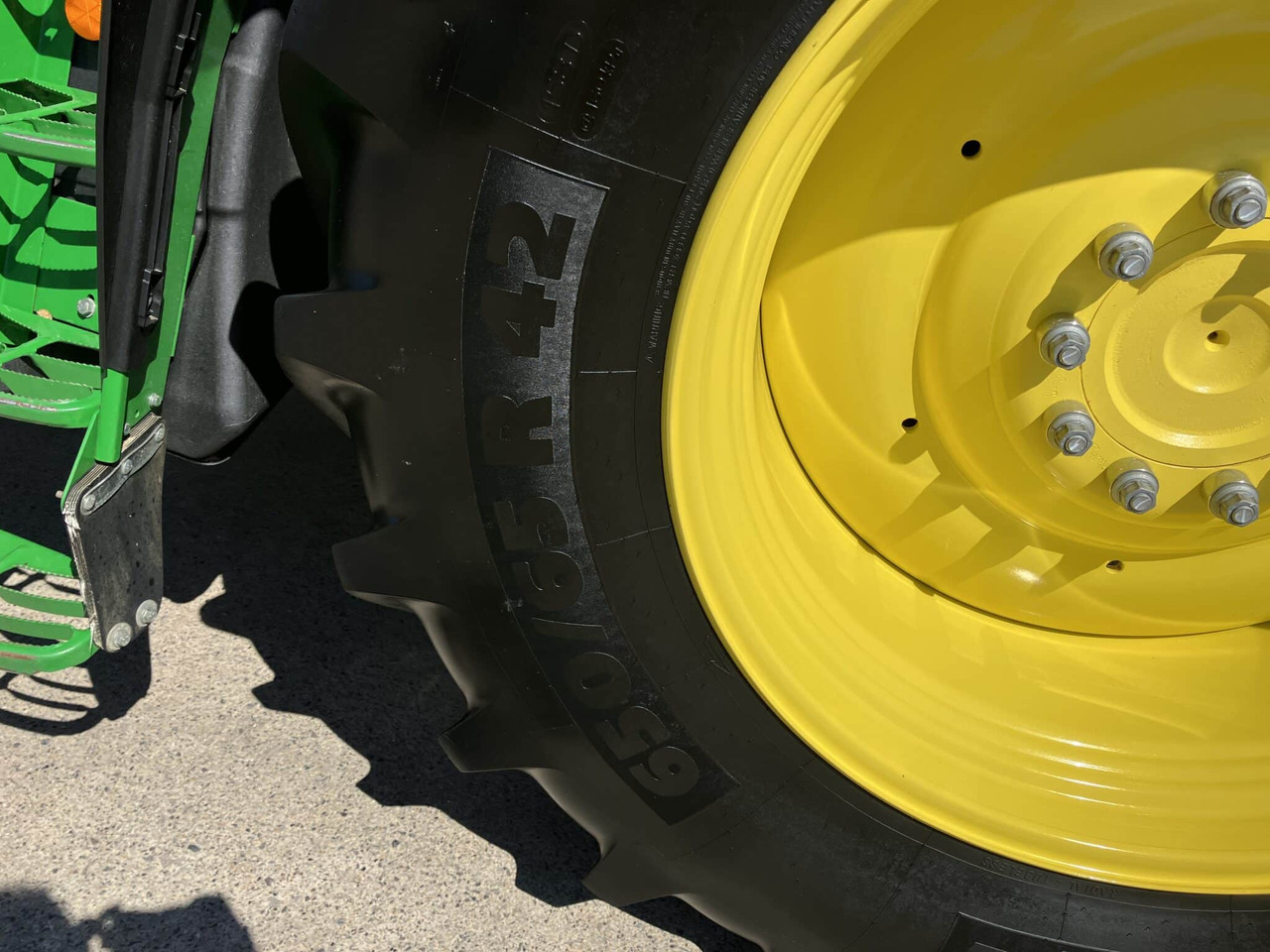 Farm tractor John Deere 6215R: picture 12