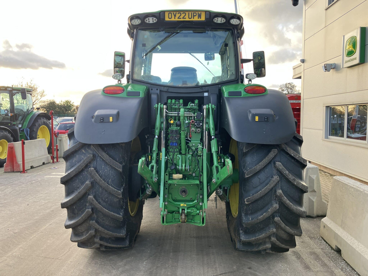 John Deere 6215R - Farm tractor: picture 4 John Deere 6215R - Farm tractor: picture 4