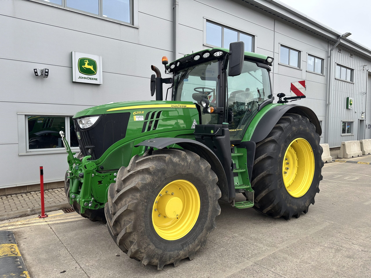 John Deere 6215R - Farm tractor: picture 2 John Deere 6215R - Farm tractor: picture 2