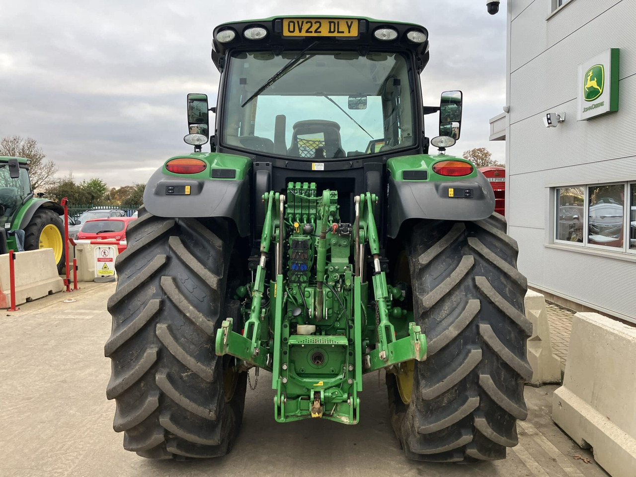 John Deere 6215R - Farm tractor: picture 4 John Deere 6215R - Farm tractor: picture 4