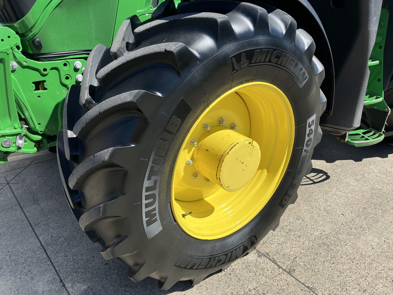 Farm tractor John Deere 6215R: picture 9