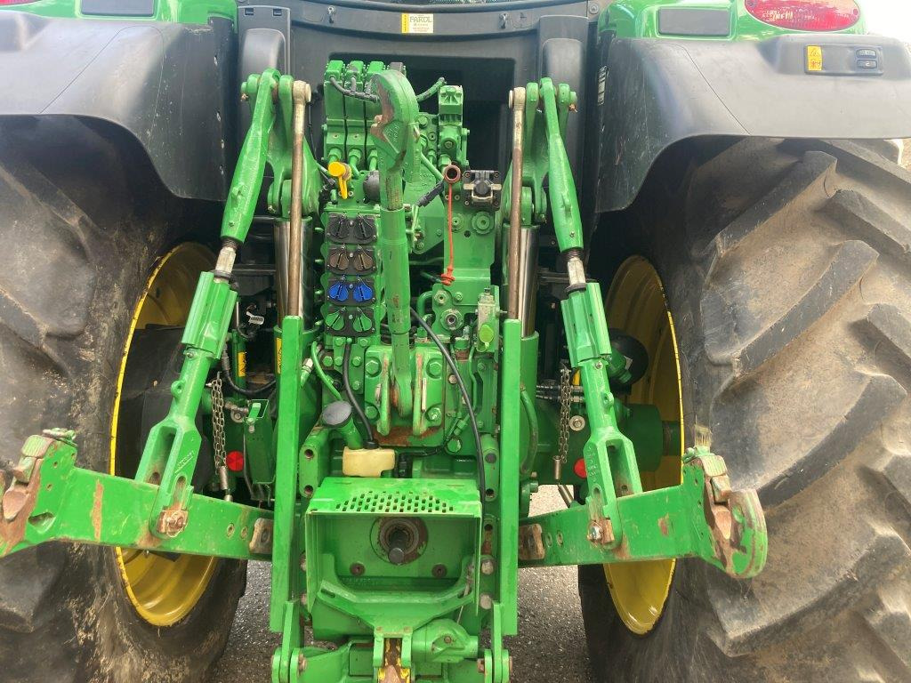 John Deere 6215R - Farm tractor: picture 5 John Deere 6215R - Farm tractor: picture 5