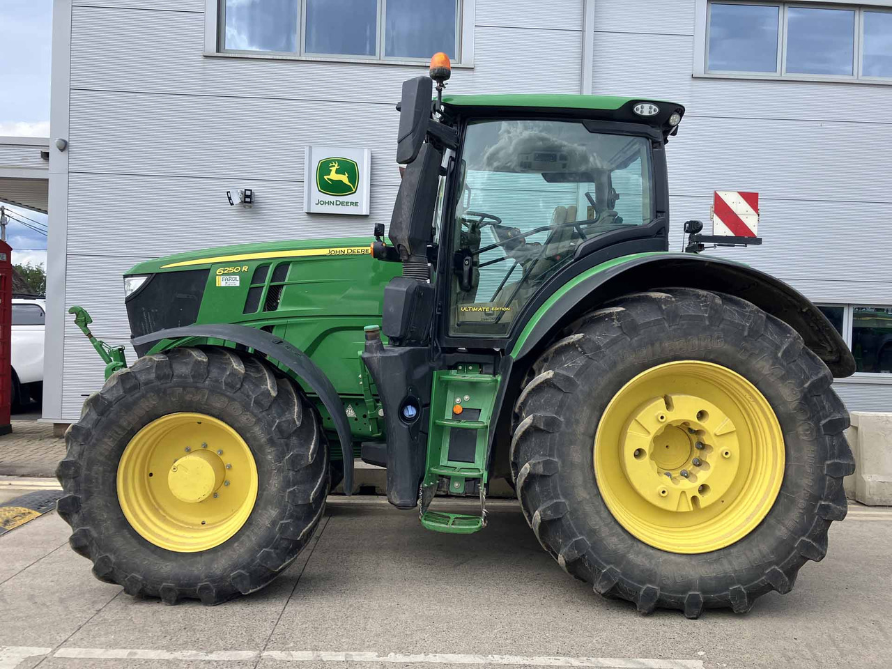 John Deere 6250R - Farm tractor: picture 2 John Deere 6250R - Farm tractor: picture 2