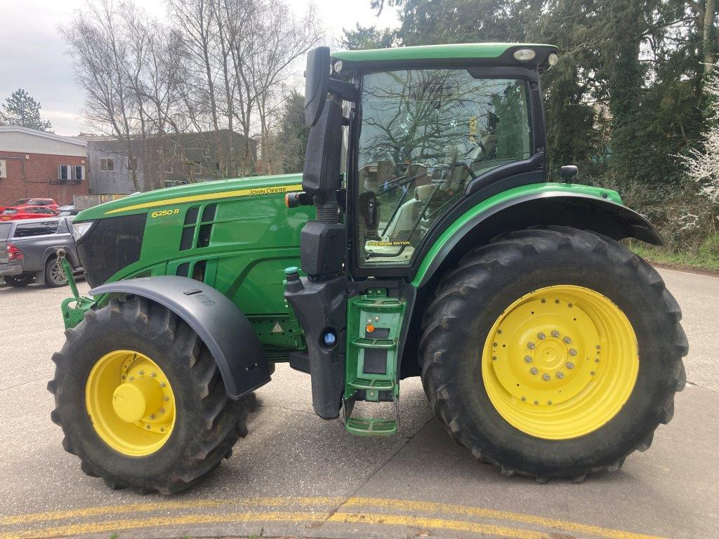 John Deere 6250R - Farm tractor: picture 2 John Deere 6250R - Farm tractor: picture 2
