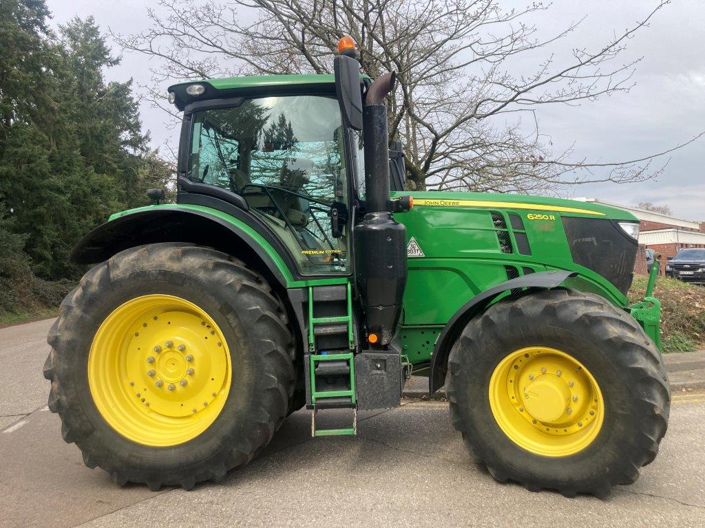 John Deere 6250R - Farm tractor: picture 1 John Deere 6250R - Farm tractor: picture 1