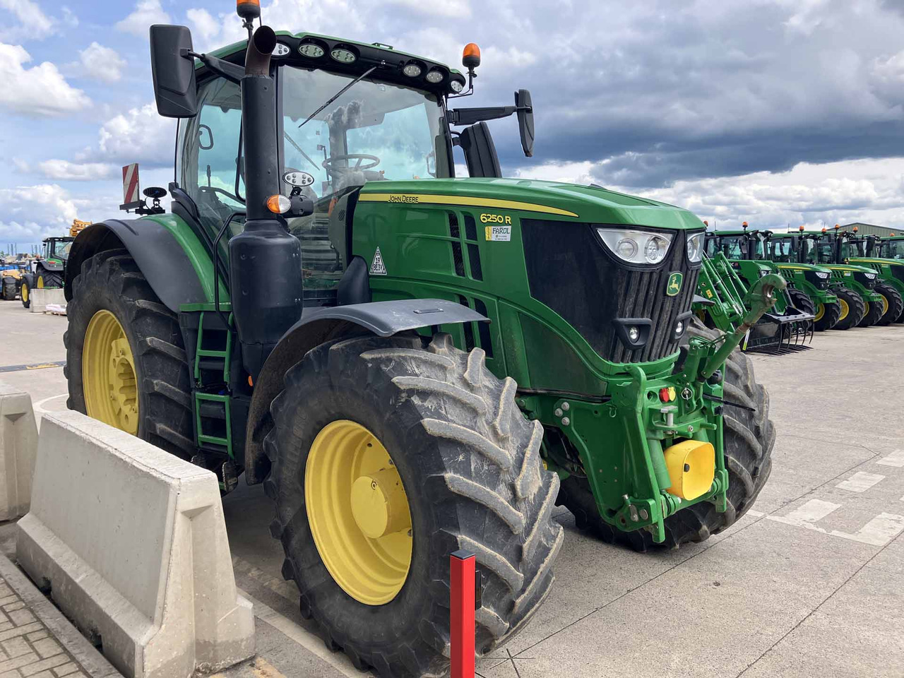 Farm tractor John Deere 6250R: picture 7