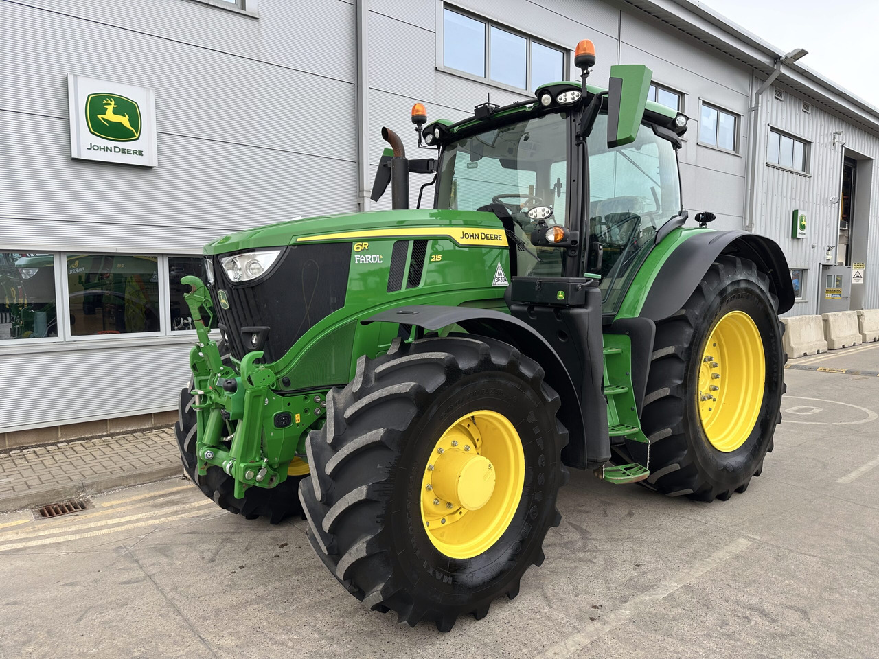 John Deere 6R 215 - Farm tractor: picture 1 John Deere 6R 215 - Farm tractor: picture 1