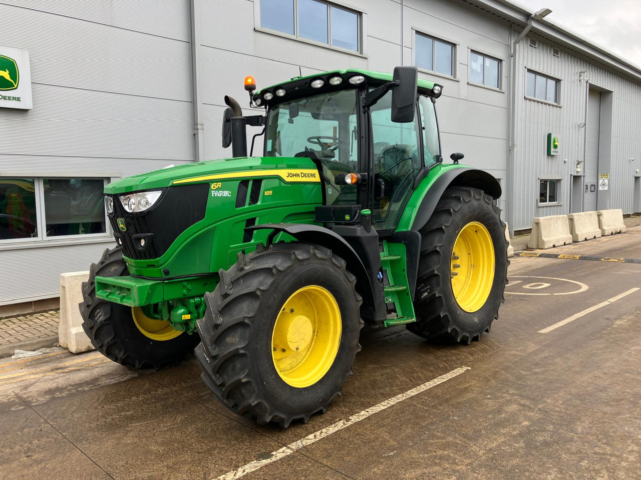 Farm tractor John Deere 6R185: picture 1