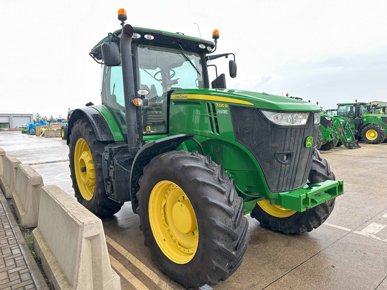 Farm tractor John Deere 7230R: picture 9