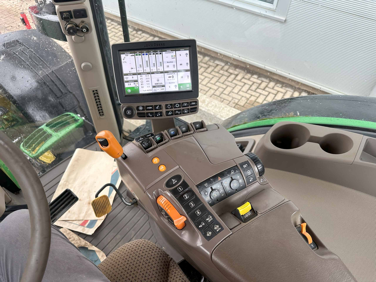 Farm tractor John Deere 7230R: picture 16