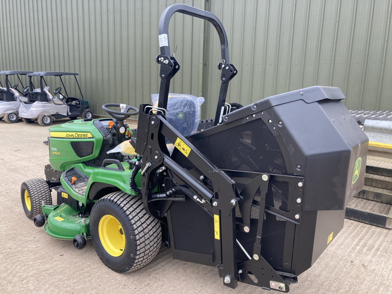 John Deere X950R ride on cut and collect mower - Garden mower: picture 3 John Deere X950R ride on cut and collect mower - Garden mower: picture 3