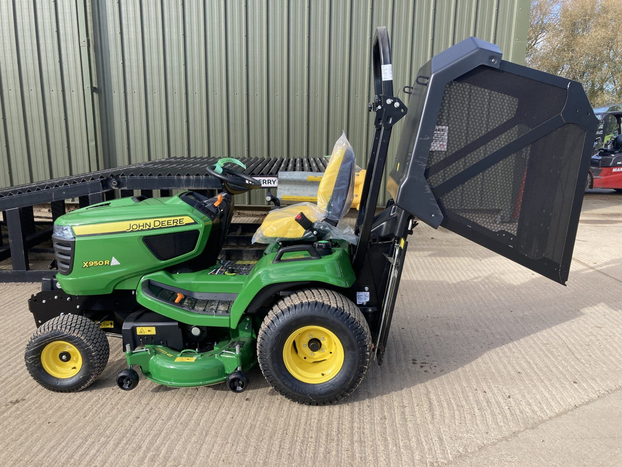 New Garden mower John Deere X950R ride on mower: picture 8
