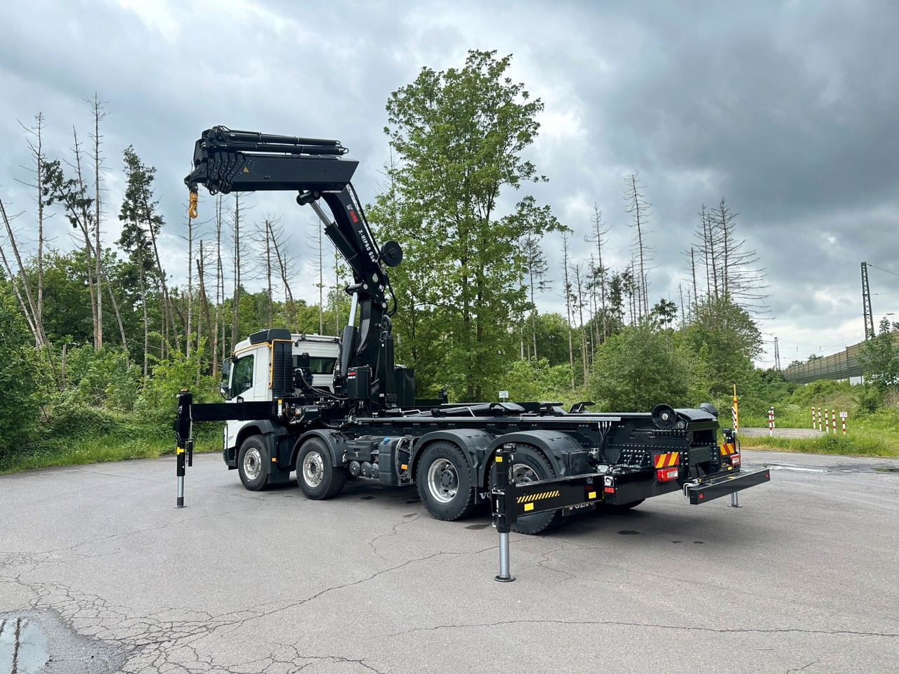 Lease a  Volvo FMX 500 8x4 Abrollkipper + Kran Hiab 658-6 Volvo FMX 500 8x4 Abrollkipper + Kran Hiab 658-6: picture 22