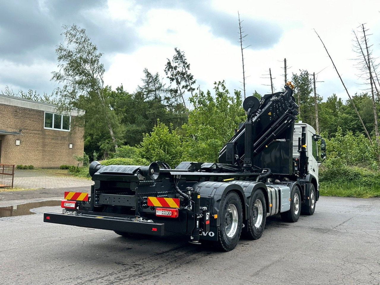 Lease a  Volvo FMX 500 8x4 Abrollkipper + Kran Hiab 658-6 Volvo FMX 500 8x4 Abrollkipper + Kran Hiab 658-6: picture 6