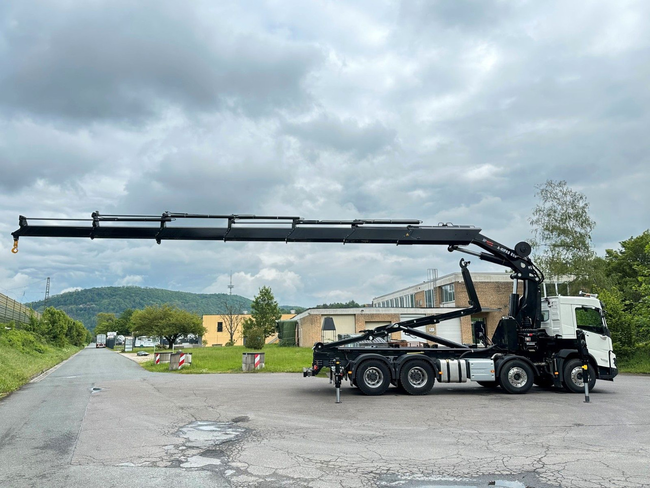 Lease a  Volvo FMX 500 8x4 Abrollkipper + Kran Hiab 658-6 Volvo FMX 500 8x4 Abrollkipper + Kran Hiab 658-6: picture 13