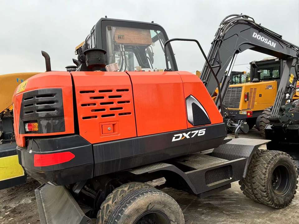Hot Sale Used Doosan Dx75 Small 7.5t Wheel Excavator South Korea DX75 Mini Excavator for Sale Good Condition - Crawler excavator: picture 3 Hot Sale Used Doosan Dx75 Small 7.5t Wheel Excavator South Korea DX75 Mini Excavator for Sale Good Condition - Crawler excavator: picture 3