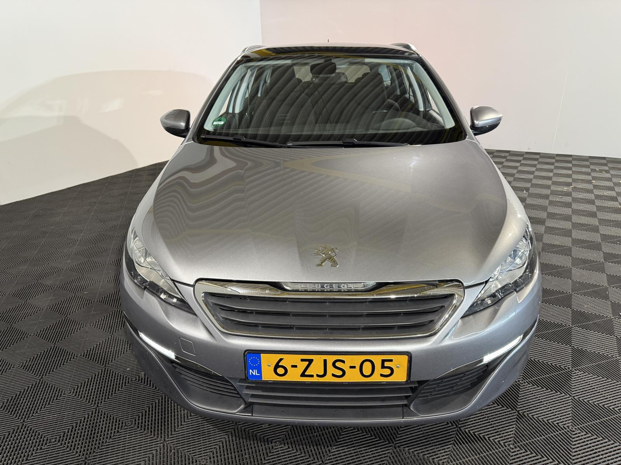 Peugeot | 308 SW | 1.2 e-THP Allure | 2015 | 158.352 km | 6ZJS05 | Logisch - Car: picture 4 Peugeot | 308 SW | 1.2 e-THP Allure | 2015 | 158.352 km | 6ZJS05 | Logisch - Car: picture 4