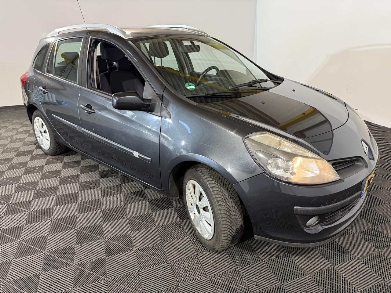 Renault | Clio Estate | 1.2-16V Special Line | 2009 | 172.146 km | XL223S | Geen oordeel - Car: picture 3 Renault | Clio Estate | 1.2-16V Special Line | 2009 | 172.146 km | XL223S | Geen oordeel - Car: picture 3
