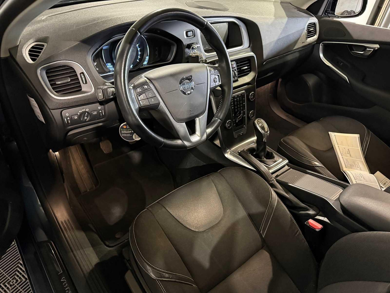 Volvo V40 1.6 T3 Momentum 2013 210.566 km 2-KBP-13 - Car: picture 2 Volvo V40 1.6 T3 Momentum 2013 210.566 km 2-KBP-13 - Car: picture 2
