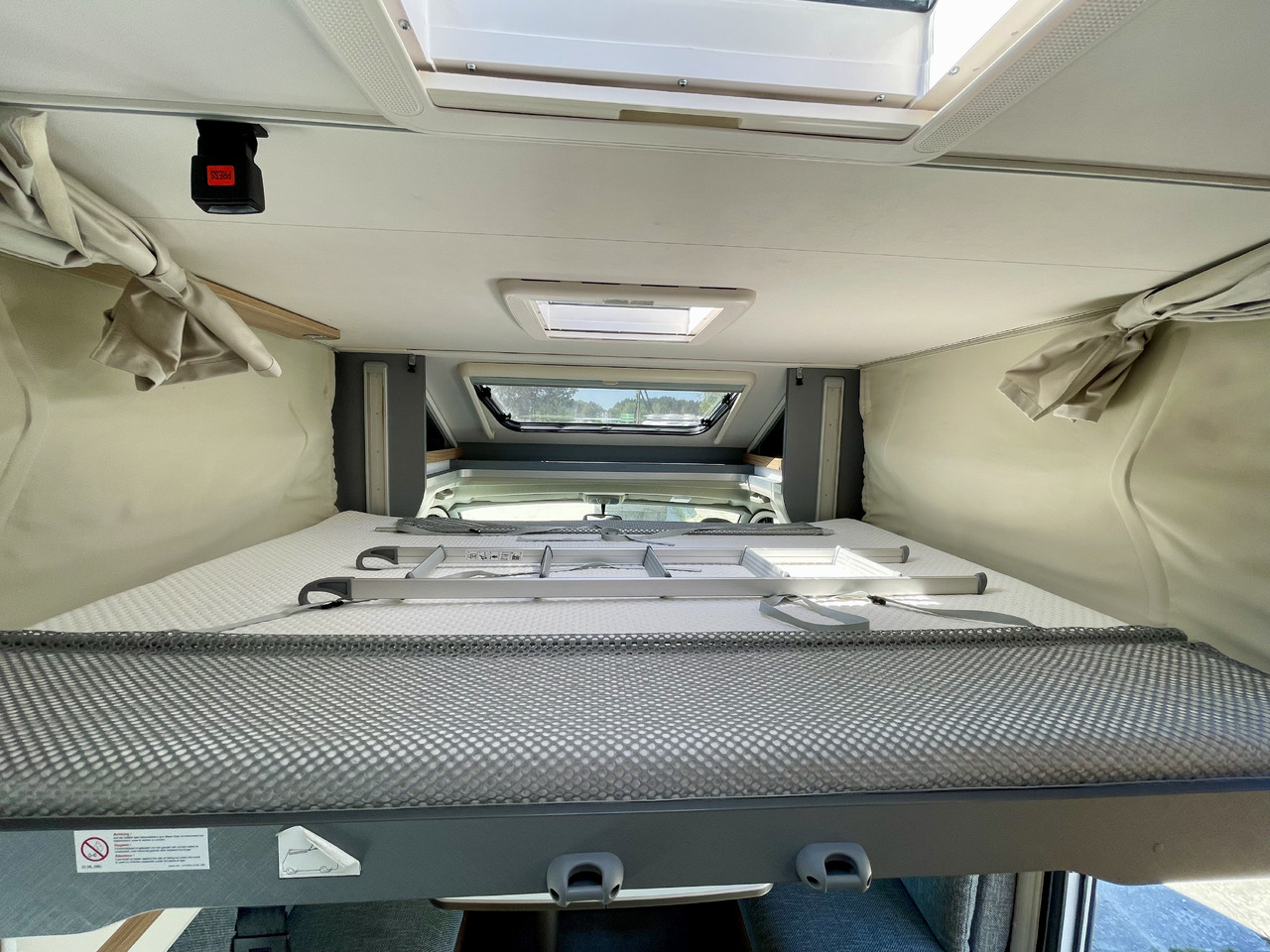 Semi-integrated motorhome DETHLEFFS T7052 DBL: picture 9