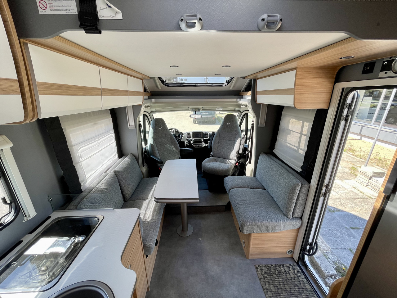 Semi-integrated motorhome DETHLEFFS T7052 DBL: picture 7