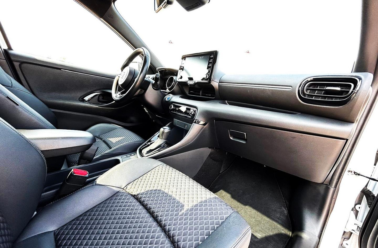Sedan Toyota Yaris 1.5 Hybrid 5 porte Lounge: picture 10