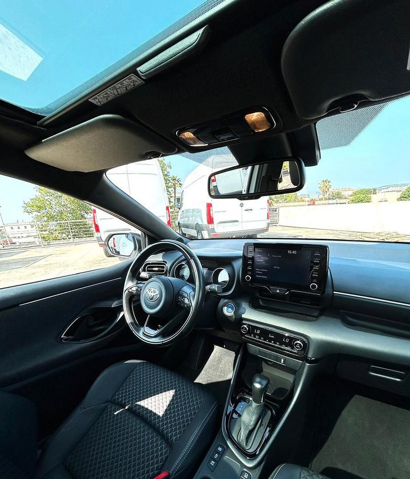 Sedan Toyota Yaris 1.5 Hybrid 5 porte Lounge: picture 13