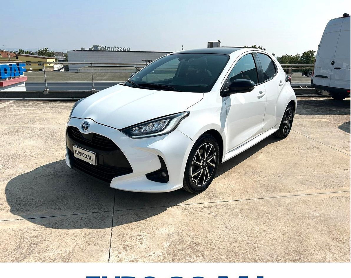 Sedan Toyota Yaris 1.5 Hybrid 5 porte Lounge: picture 1