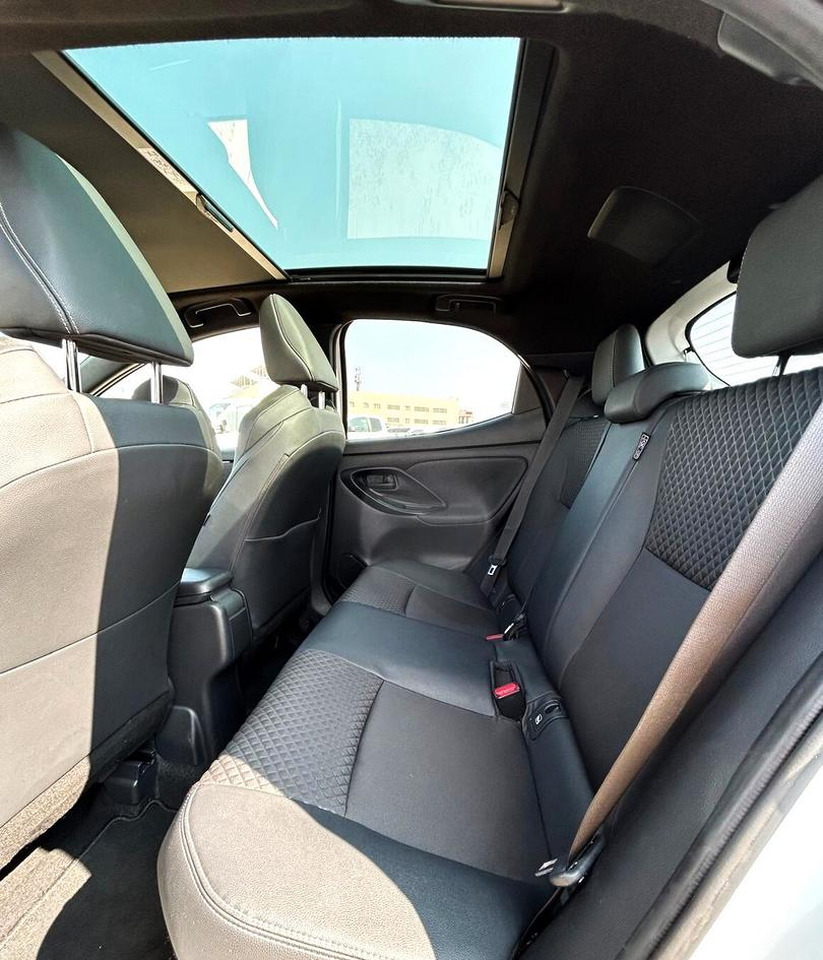 Sedan Toyota Yaris 1.5 Hybrid 5 porte Lounge: picture 9