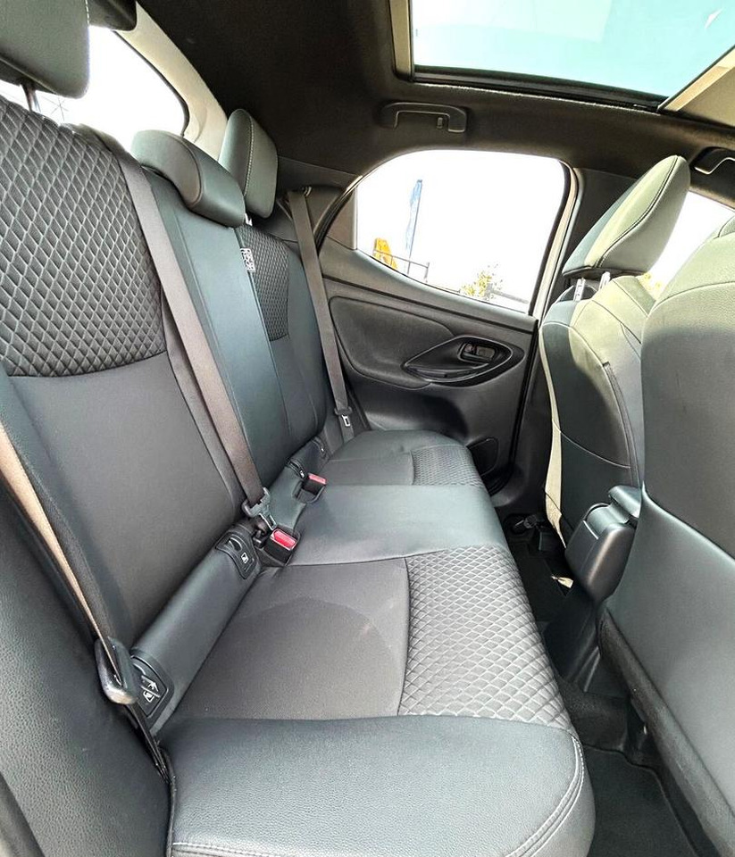 Sedan Toyota Yaris 1.5 Hybrid 5 porte Lounge: picture 11