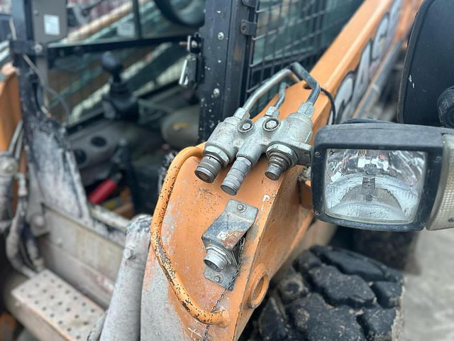 Compact track loader Case SV300: picture 8