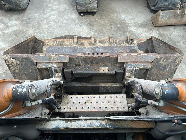 Compact track loader Case SV300: picture 15