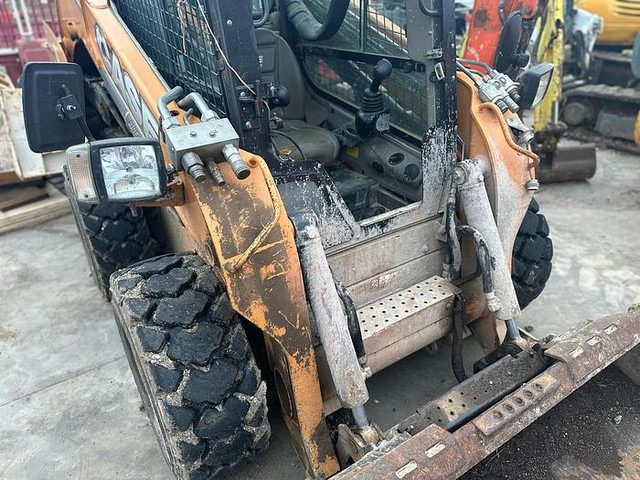 Compact track loader Case SV300: picture 6