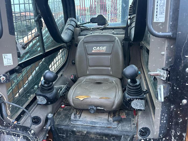 Compact track loader Case SV300: picture 9