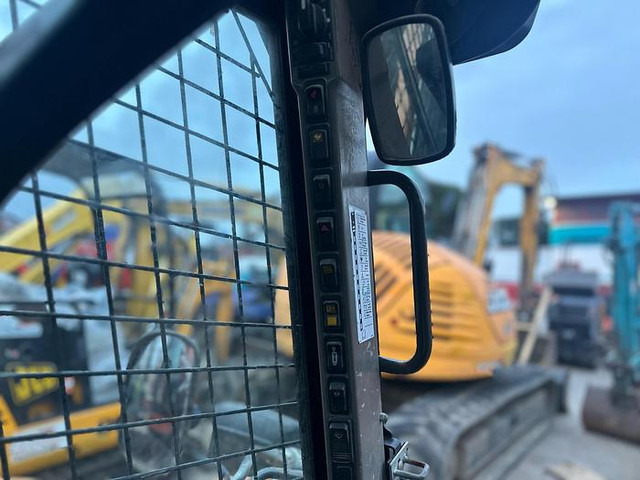 Compact track loader Case SV300: picture 12