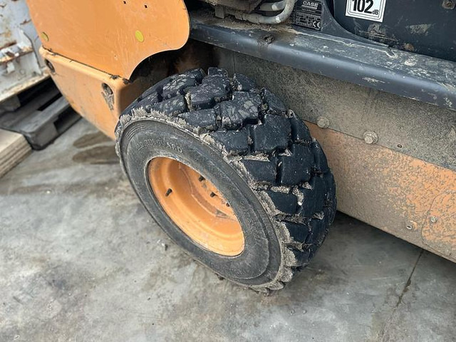 Compact track loader Case SV300: picture 16