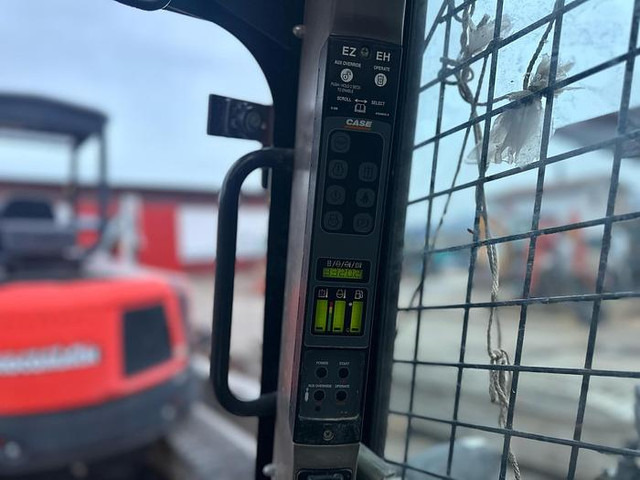 Compact track loader Case SV300: picture 13