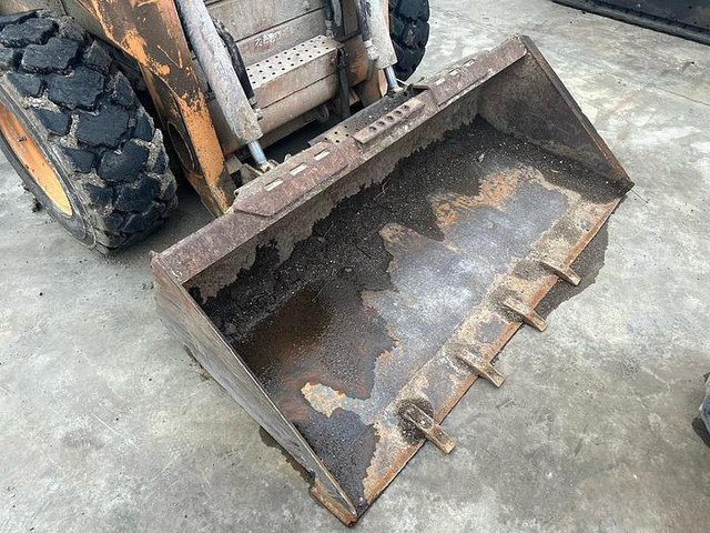 Compact track loader Case SV300: picture 14