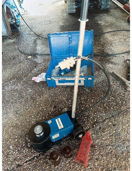 Berner YAK 215/P - Material handling equipment: picture 1 Berner YAK 215/P - Material handling equipment: picture 1