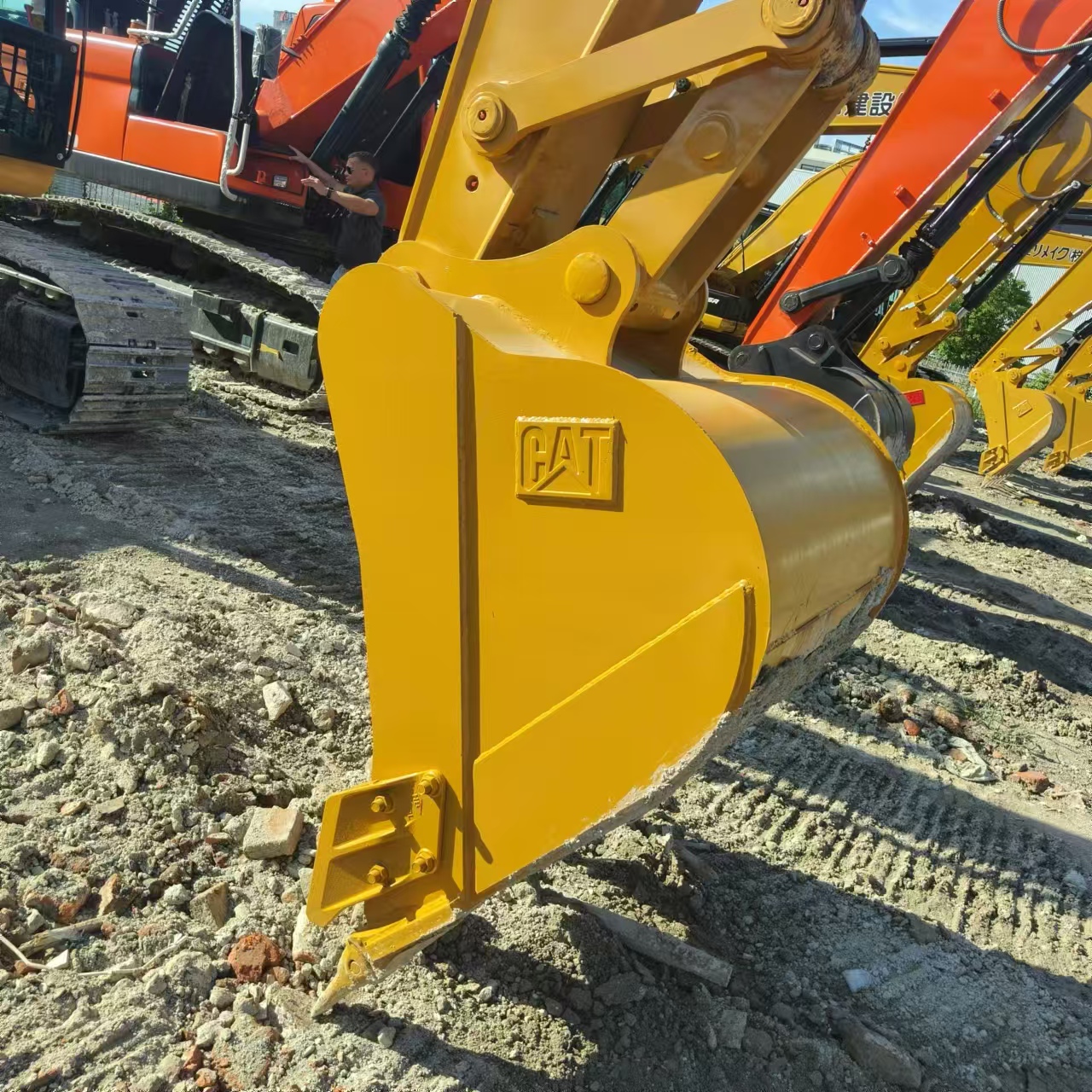 Crawler excavator CATERPILLAR 323D: picture 21